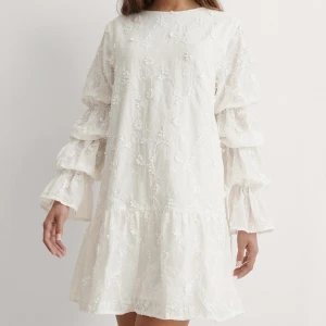 NA-KD klänning - Säljer min klänning från NA-KD som tyvärr inte blir min studentklänning. Hoppas att nån annan kan får användning av den, slutsåld på hemsidan🌷