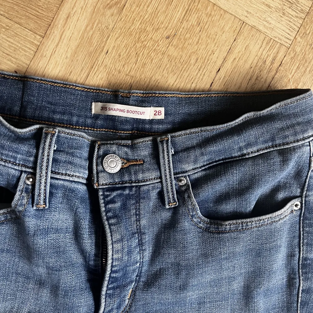 Bootcut jeans från Levi’s. Storlek 28 👖❄️💙. Jeans & Byxor.