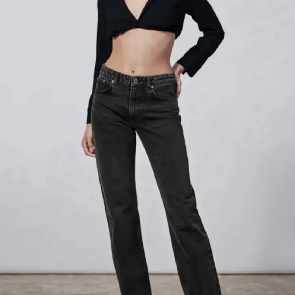 Zara mid rise straight jeans i svart men dem e lite urtvättade så nästan grå. Säljer då de inte kommer till användning. Storlek 36 Skriv för egna bilder💕 . Jeans & Byxor.