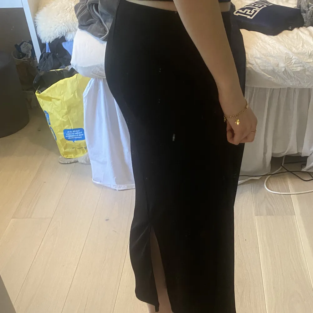 Skit snygg svart Maxi kjol i fint material. Från nakds kollektion förra året. Inga defekter 💓. Kjolar.