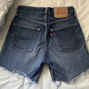 Vintage Levis Shorts  - avklippta levis byxor, modell 534 04 high waist och lite mom jeans modell. perfekta inför sommaren. säljer eftersom att dem tyvärr inte längre passar. finns pytteliten fläck på ena sidan (inget som syns) kontakta gärna för mer frågor eller bilder :)