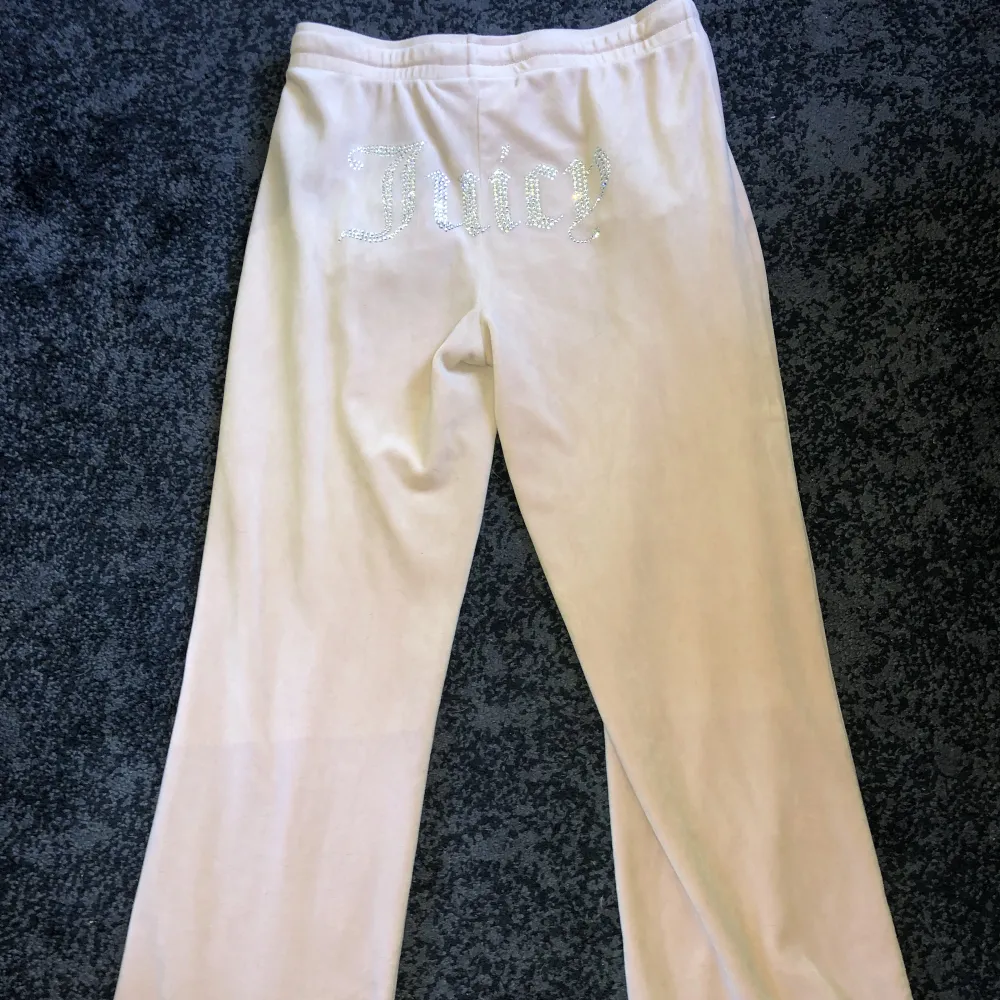 Juicy couture byxor som har bara legat i garderoben. Ljus rosa jätte fin. Mid waist. ( dom andra bilderna är annorlunda färg pga att de e annat ljus)😊. Jeans & Byxor.