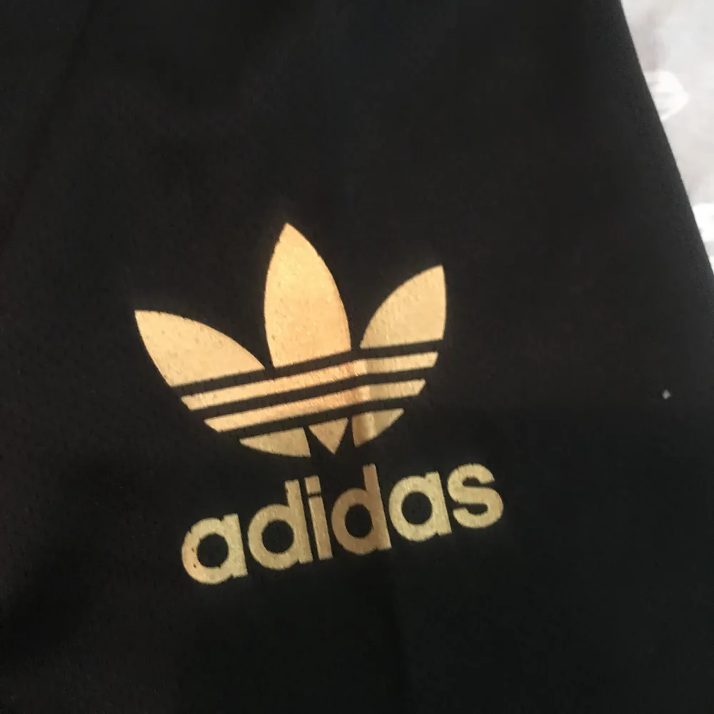 Helt ny adidas tränings t-shirt  Väldigt skön och prefekt inför sommaren. Storlek: M . T-shirts.