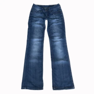Lågmidjade y2k bootcut jeans - Så snygga lågmidjade y2k bootcut jeans! Midjemåttet: 37cm tvärsöver innerbenslängd: 76cm PS. Kolla igenom mitt konto ni kommer hitta många y2k och vintage plagg!