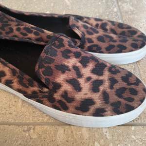 Ett par sandaler i leopard mönster som knappt är använda 