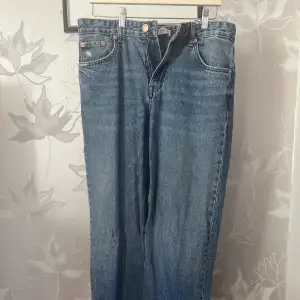 Jeans från Pull&Bear som aldrig använts då det ej passade. Köparen står för frakt!!🌸