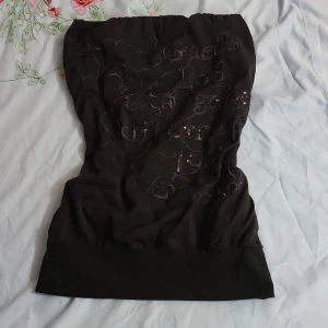 Guess tub - Guess boobtub i Xs, passar även S. Väldigt din och rekommenderar varmt!