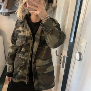 Zara vårjacka  - Säljer denna vårjacka, super bra skick och perfekt nu till vår och sommar!! Från zara i storlek s men är oversize 