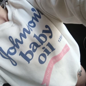 Sweatshirt Johnsons Baby Oil - Mysig tjocktröja med Johnsons Baby Oil som motiv, superskön! Storlek M