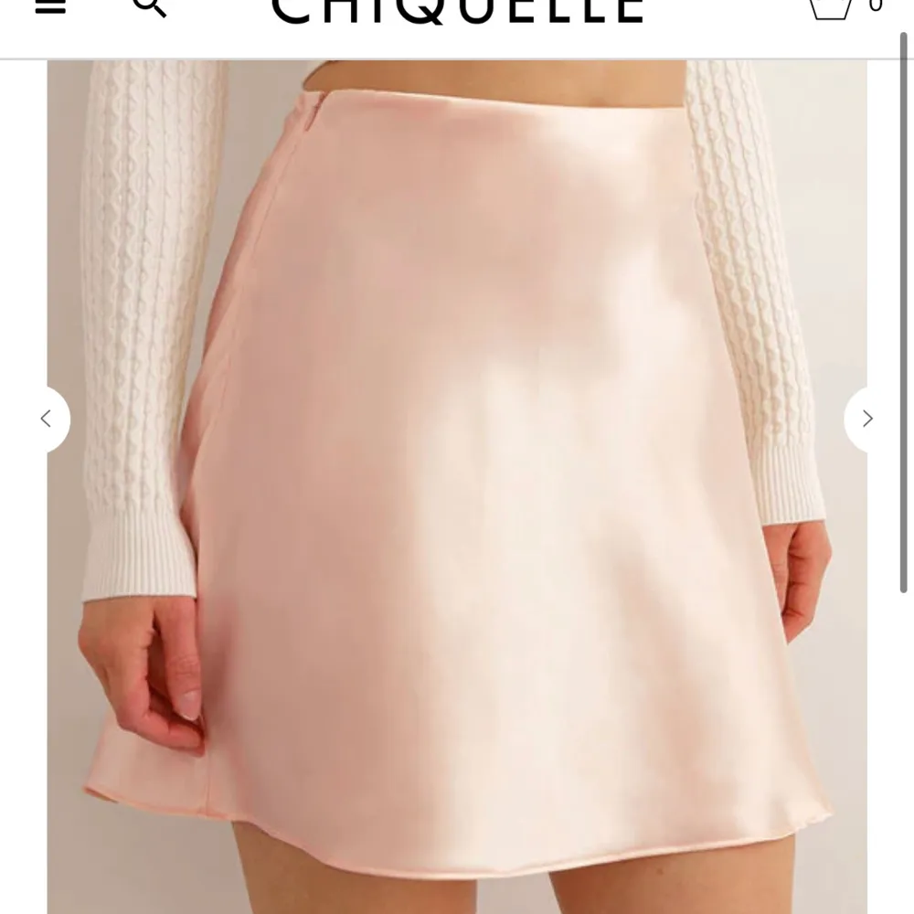 Säljer denna fina kjol! Helt ny och säljer då den inte kommit till användning💗💗 nypris 399kr! storlek Xs men passar även som S⚡️Skriv för fler bilder!. Kjolar.