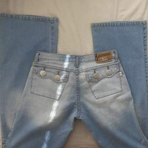 Säljer dessa par jeans då dom tyvärr var för små och fick inte på mig dom🩵 Midjemåttet är 35cm rakt över och innerbenslängden är 82cm🩷