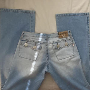 Snygga jeans!! - Säljer dessa par jeans då dom tyvärr var för små och fick inte på mig dom🩵 Midjemåttet är 35cm rakt över och innerbenslängden är 82cm🩷