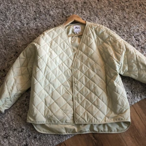 Ljusgrön quiltad jacka Zara - Som ny! Ljusgrön kortare lite oversize quiltad jacka från Zara. Tunn och skön. Strl M men passar även S. 