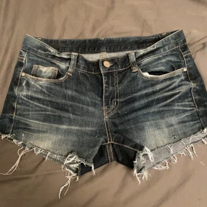 Shorts - Säljer ett par lågmidjade shorts, kommer inte ihåg vart dom är köpta någonstans men är använda ett fåtal gånger och finns inte några typer av defekter på dom alls. Midje mått: 78 cm