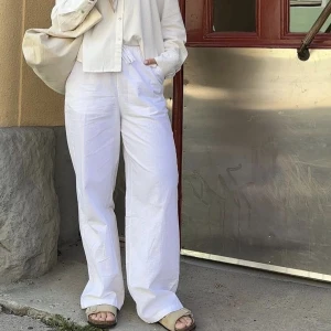 Linnebyxor  - Säljer mina snygga linnebyxor, storlek S. Lappar finns kvar. Endast använt de på bilder. Precis som nya! Köpte de för 600kr