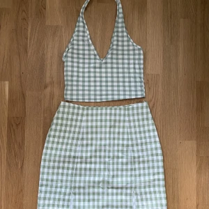 Rutigt set halterneck kjol - Säljer mitt superfina rutiga gröna set från Glamorous. Topp: stl S, kjol: stl 36. Går att köpas separat, men helst tillsammans :) skriv om du har frågor ✨ 