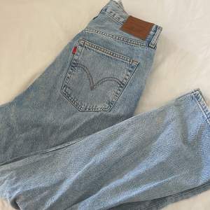 Levis jeans i straight modell älskar dem men passar dem inte.. super fin modell!!