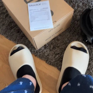 Yeezy slides  - Hej säljer ett par helt nya yeezy slides då dom inte kommer till användning.