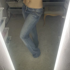 Lågmidjade jeans  - Super fina lågmidjade replay jeans!! Har tidigare haft diamanter på högra fickan som ramlat av men fortfarande så så snygga!!
