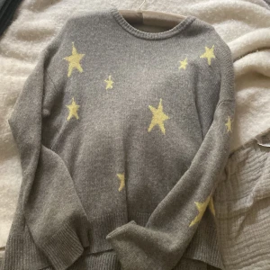 Zadig & Voltaire  - Säljer min jättesnygga tröja från Zadig . Köpt här på Plick men aldrig kommit till användning . Nypris 4000 säljer för 850. Jättefint skick och perfekt till en kjol nu på sommaren 🥰