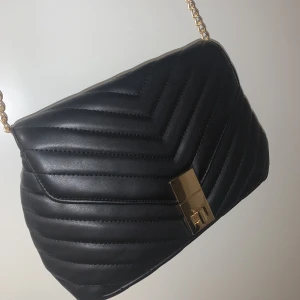 Väska - Ny väska aldrig använd. Banden går att justera.