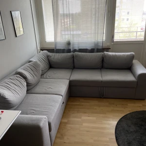 Bäddsoffa - Säljer min 2 år gammal soffa pågrund av att jag flyttar utomlands och inte behöver min lägenhet längre. Den är använt i bra skick och är en stor soffa från Hultarps utemöbler