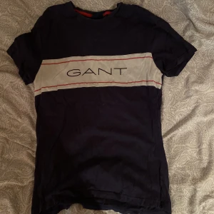 Gant t shirt. - En helt oanvänd och bort glömd GANT t-shirt. Tröjan är i super bra skick och en super clean tröja inför sommaren. Skick 10/10