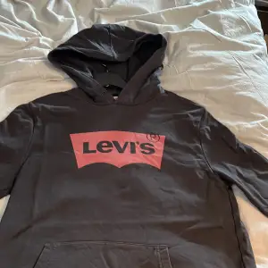 Säljer denna hoodie från Levis. Säljer eftersom jag inte använder den längre. Har använt den en del men skicket är fortfarande bra, inga hål eller märken. 