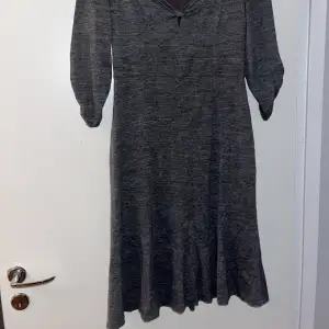 Ny, oanvänd klänning från Karen Millen. Storlek 40 men den är liten i storlek så jag skulle säga att den passar 38 mer.  Fritt fram att föreslå annat pris på alla mina annonser 🧡
