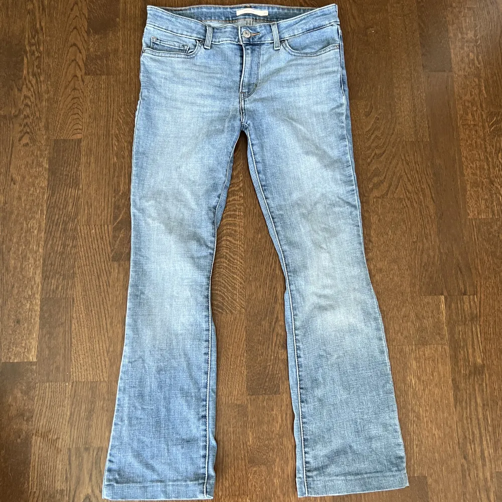 Petite, lågmidjade jeans från Levis. Storlek 29 i midjan, skulle motsvara storlek M-L ungefär. Längden är för någon som är mellan 150-160. Köptes för 999kr, bra skick.. Jeans & Byxor.