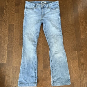 Levi’s Lågmidjade bootcut jeans - Petite, lågmidjade jeans från Levis. Storlek 29 i midjan, skulle motsvara storlek M-L ungefär. Längden är för någon som är mellan 150-160. Köptes för 999kr, bra skick.