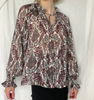 2 för 1 söta blusar - Två väldigt somriga blusar med tunt material som är ganska genomskinlig (speciellt den svarat) 