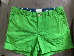 Fina gröna shorts strl 40/ Holly and Whyte  - Fina gröna shorts strl 40 från Holly and Whyte säljes för 80:-.  Sparsamt använda. Inte stretchiga…  Rökfritt hem men katt finns.  