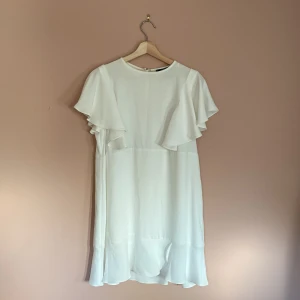 Vit sommarklänning till fest  - Klänning endast använd 1 midsommar🌸 Från Mango i stl. M   Fint skick 🕊️