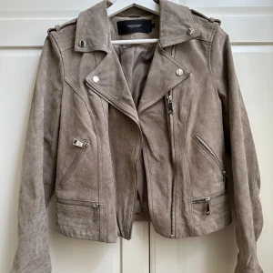 Jacka från Vero Moda - Jacka från Vero Moda i Strl M, men passar även S. Använd enstaka gång, som ny.