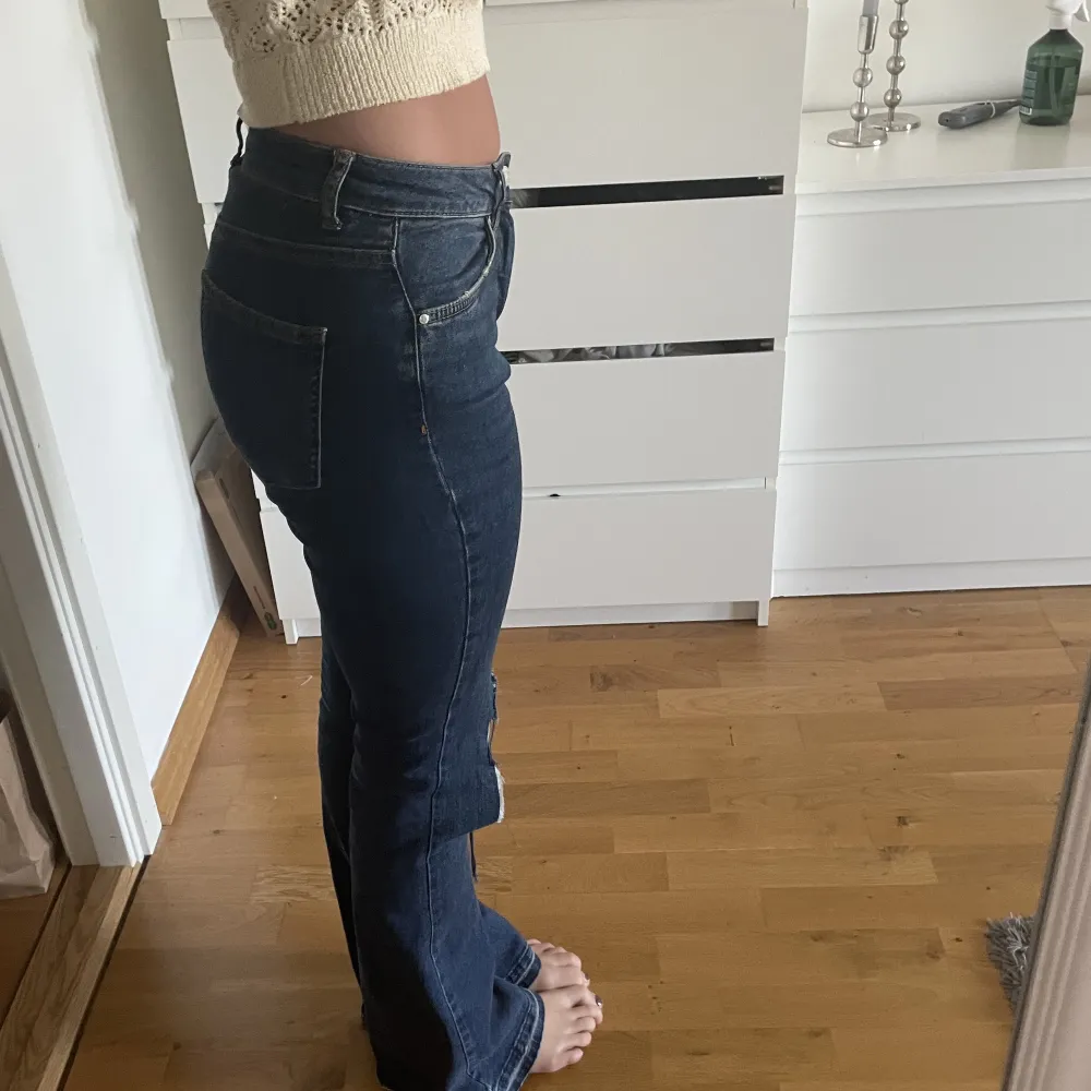 Snygga boot cut jeans från Gina tricot! Storlek S/ 36. Väldigt stretchiga! Passar mig perfekt som är 168 cm. 🫶🏼🫶🏼🫶🏼. Jeans & Byxor.