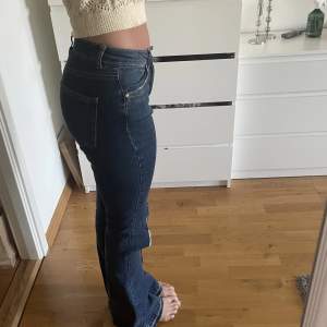 Snygga boot cut jeans från Gina tricot! Storlek S/ 36. Väldigt stretchiga! Passar mig perfekt som är 168 cm. 🫶🏼🫶🏼🫶🏼