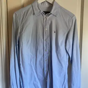 Ljusblå Gant skjorta, storlek 36, sparsamt använd.
