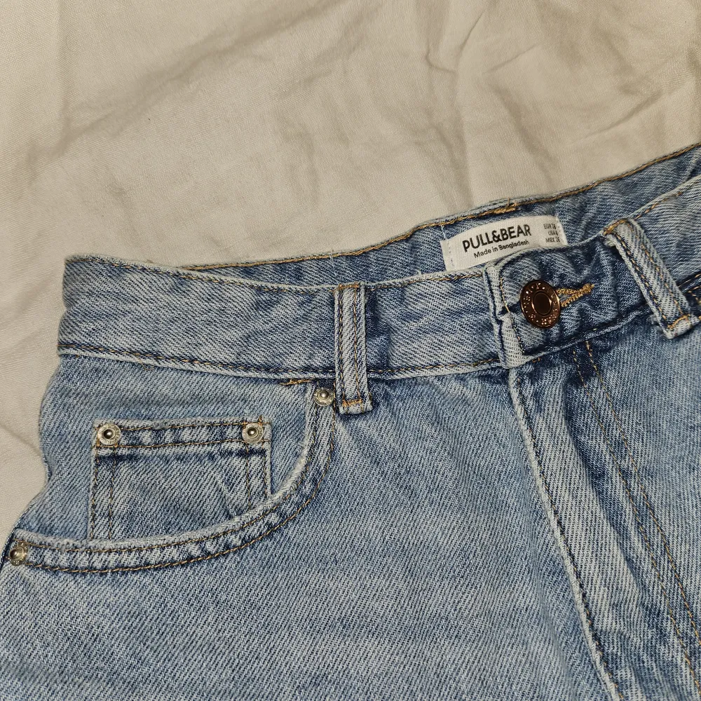 Snygga jeansshorts från pull&bear som köptes förra sommaren men endast kom till använd någon enstaka gång. Mycket bra skick!💕. Shorts.