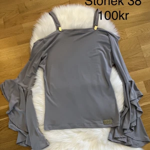 Blouse  - Fin blouse med vågade armar 