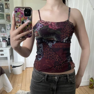 Söt topp - Aldrig använd! Alla priser är + frakt<3