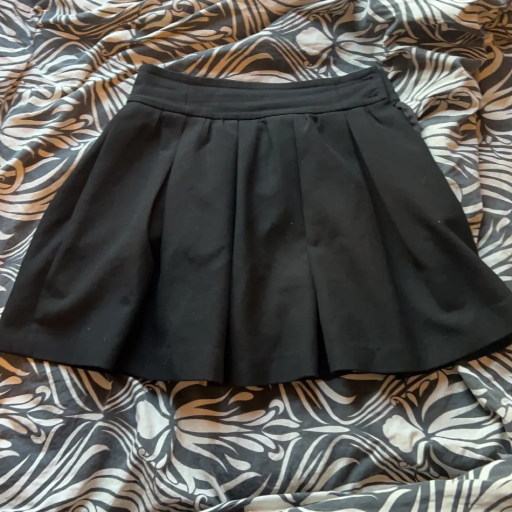 En svart väldigt fin kjol från Zara i storlek S. En knapp saknas (se bild tre) men har kvar den ifall man vill sy tillbaka den. Säljer för 90kr plus frakt. Bara att höra av sig om man har frågor🩸. Kjolar.