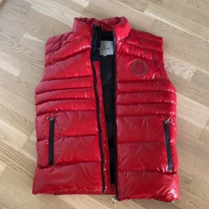 Moncler väst  - storlek 3 i moncler storlek   Jag är runt 180 och den passar mig bra. Den funkar till herr och dam alltså unisex.  Kan gå ner i pris i snabb affär.