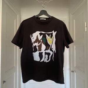 OUR LEGACY T-SHIRT - Our legacy tisha med boxig fit. Svart med en skön fade. Storlek 44/xs men sitter mer som S. Mycket bra skick, inte använd alls mycket