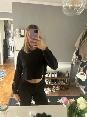 Tröja - Croppad svart tröja från pull and bear 