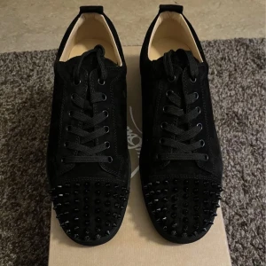 Christian Louboutin Skor - Hejsan säljer svarta Christian Louboutin! Super bra skick endast använda 1 gång på ”röda mattan” då jag tog studenten Förra året! Tänkte att jag lägger ut dom vid god tid för detta årets studenter! Storlek 43 för fler bilder skriv PM! :)
