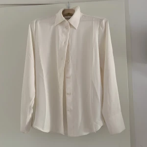 Vit blus - En jättefin blus ifrån hm i bra skick, säljer den då att jag inte har nån användning för den🧡