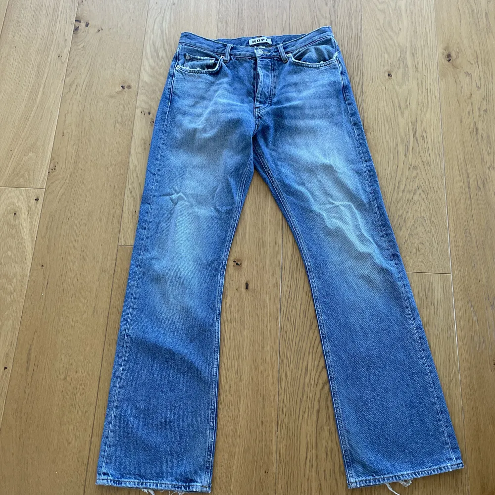 Här är mina hope rush denim jeans som jag inte använder längre, väldigt bra skick och svin snygga😊skriv om ni har någon fråga elr vill ha fler bilder . Jeans & Byxor.