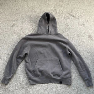 Hoodie - Säljer denna hoodie då jag inte får användning av den. Extremt bra skick då din inte kommit till mycket användning 