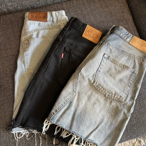 Kjolar - Nakd (understa) strl 36 Svart Levis strl 24 Hm översta strl 36 Alla för 300 kr 
